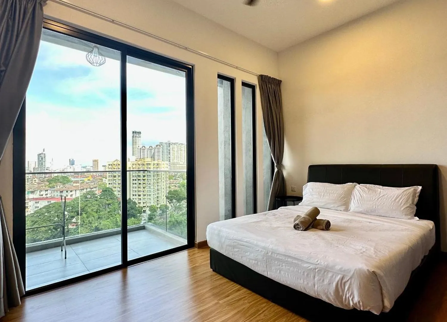 Beacon Executive Suite - City View - By Iz George Town